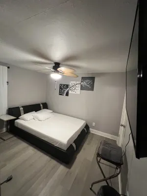 Dream Villa w a Pool, Hot tub and a Sauna behind Carrol lake