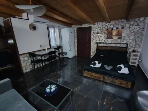 Camellia's Little House. Cozy Cottage with pool near the sea