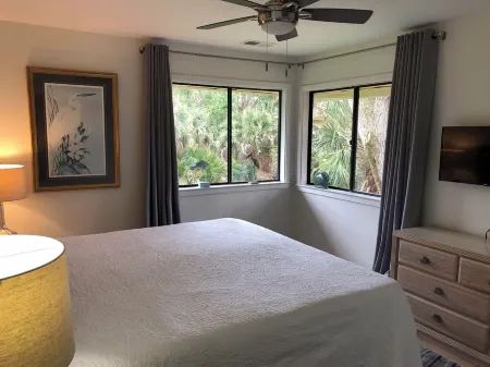 Quiet and relaxing 3-bedroom getaway with AC in Edisto Island