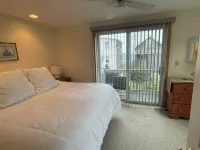 Beautiful Beach Cottage steps away from private Moody Beach!