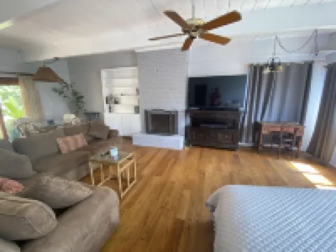 Lois Lane's Large Lovely Manhattan Beach Studio!