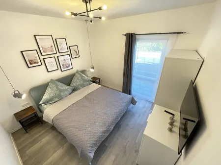 Lee-Modern newly built apartment near the beach *Wallbox*