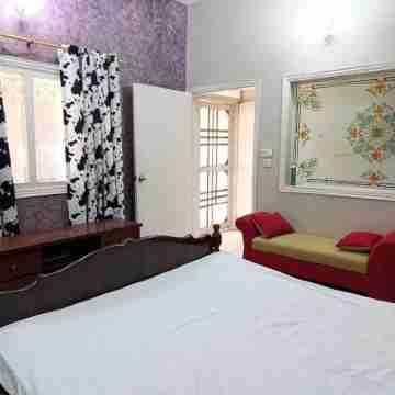 Charming 3-BR Haven with WiFi, AC in Central Karachi Rooms