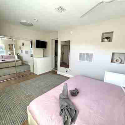 Lush Garden Hideaway & Pool – A Rare Pasadena Gem 5 min from the Rose Bowl Rooms