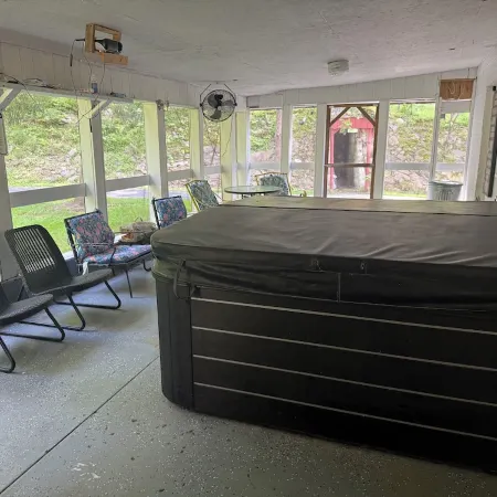 Charming 3-bedroom farmhouse with Hot Tub, WiFi and Fire Pit. Close to RRG