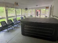 Charming 3-bedroom farmhouse with Hot Tub, WiFi and Fire Pit. Close to RRG