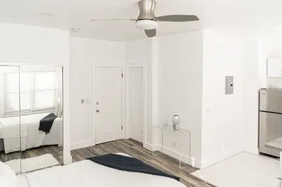 Mid City Retreat! Hotels in Miracle Mile