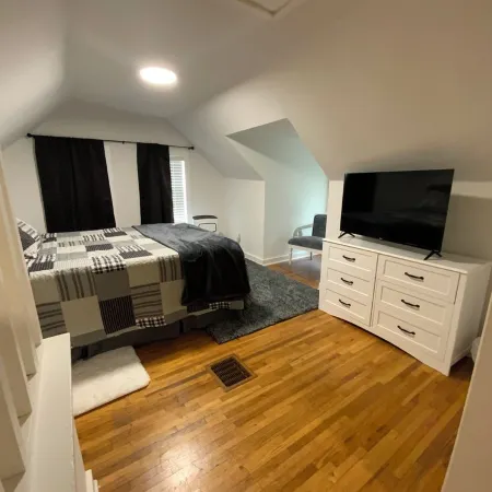 Newly remodeled Clean Spacious 5-bedroom House with AC, WiFi,