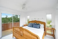 MCM Beach house in exclusive Amagansett dunes minutes from beach path