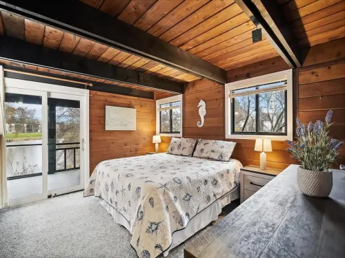 Beautiful View of Lake Comegys, Short Walk to Beach & Pet Friendly!!