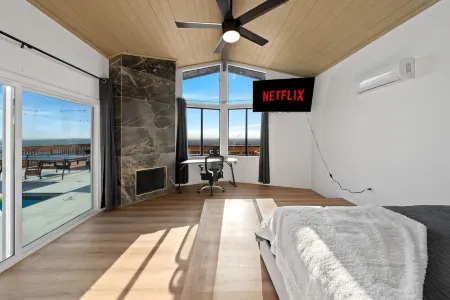 Sunset Oasis Pool Home + Stunning San Diego Views + Pool Table + Ping Pong Table