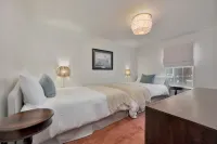 Charming 3-bedroom Modern Rustic Retreat on 1 acre Hotels in Keller