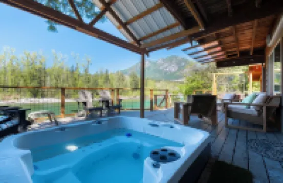 Riverfront Cabin w/Views-Hot Tub,AC,Pets