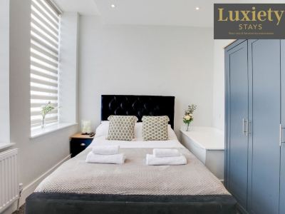 Hamlet Court 1Br Flat | Seafront + Shops