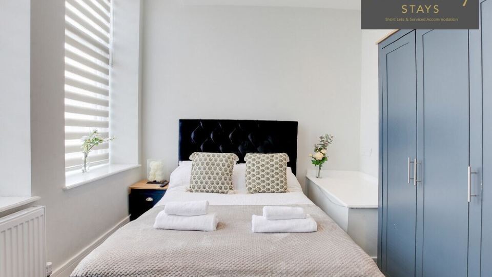 Hamlet Court 1Br Flat | Seafront + Shops