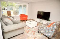 Cozy 4-bedroom bungalow with AC, fitness room near DC Hotels in Waldorf