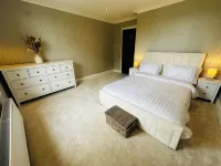 Red Roofs | 5BR Luxury | Near Edinburgh | EV Point 뉴턴그레인지 호텔