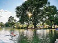 Less than 5 minutes to Blanco River, cozy 3 bedroom house with huge backyard! Hotels in Blanco