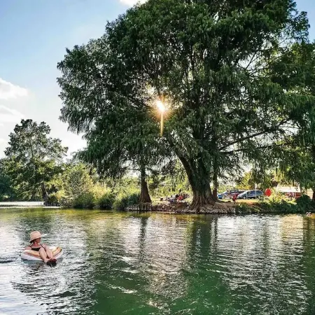 Less than 5 minutes to Blanco River, cozy 3 bedroom house with huge backyard! Отели в г. Бланко