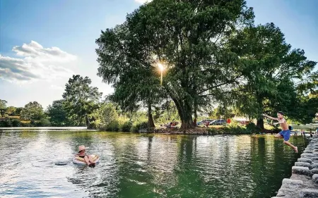 Less than 5 minutes to Blanco River, cozy 3 bedroom house with huge backyard!