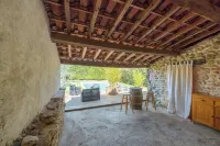 Located 5 minutes from the historic center of Uzès, in a wooded setting with swimming pool. Hotels in Montaren-et-Saint-Mediers