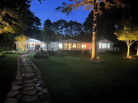 LAKEFRONT GARDEN COTTAGE- beach, screened porch, dock, private, amazing views