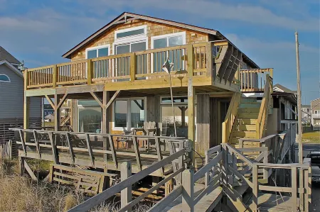 Oceanfront Obx Cottage in Kill Devil Hills. Vintage Modern Remodel, Pet Friendly