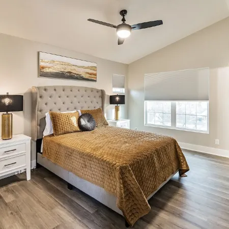 3 Bed 4 Bath Townhouse w Porch & Rooftop Deck- 5 Min to Downtown!