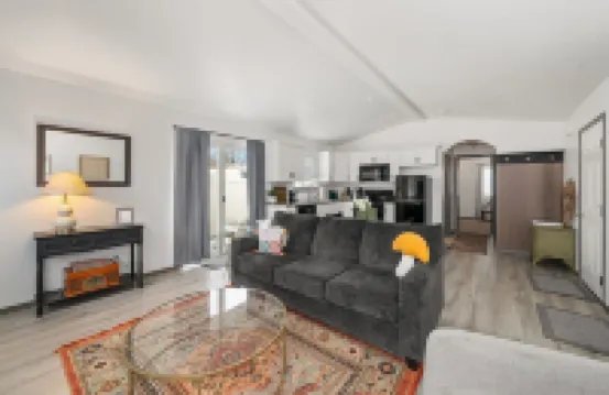 Guest House with private entry and driveway. Pet Friendly!