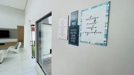 Exclusive paradise, House in a beachfront condominium. Отели рядом с достопримечательностью «Hibiscus Beach Club»