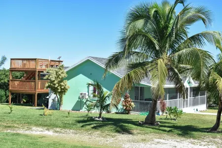 2 minute walk to Green Turtle Club/Marina. 2br, 2.5 Ba! Fully renovated 2023! Отели в г. Green Turtle Cay