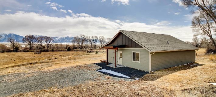 Beautiful Jefferson River Cabin w/ Mountain Views! Hotels in Madison County