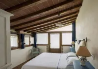 Old farmhouse surrounded by olive groves, near the village, 5 places, first floor, swimming pool