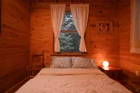 Beautiful Cedar Chalet Overlooking Jay Branch