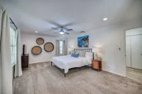 Luxury Lakefront Oasis with Boat Dock-Firepit Hotels in McQueeney