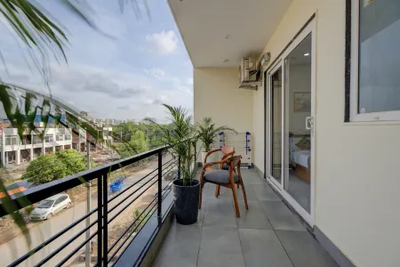 The Lodgers Luxury 1 BHK Serviced Apartment in Gurugram Near Millennium City Centre Metro Отели рядом с достопримечательностью «Cyber Hub»