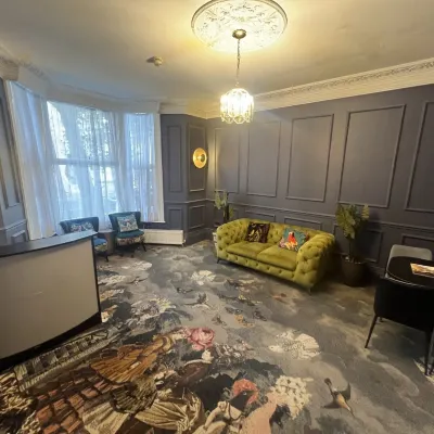 Comfotel Blu Hotel dekat Hammersmith & Fulham