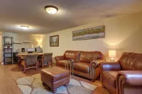 5th St Hospitality  King bd, close to hospital, downtown and driveway parking.
