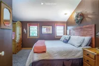 Lovely log cottage by the lake