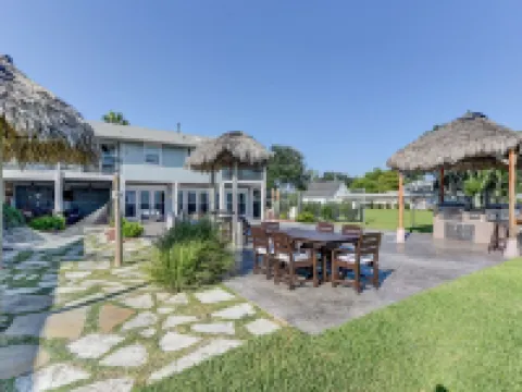 Paradise HomeSpacious 5-Bedroom House Sleeping 14,Heated Pool in Lovely Bacliff Hotels in Bacliff