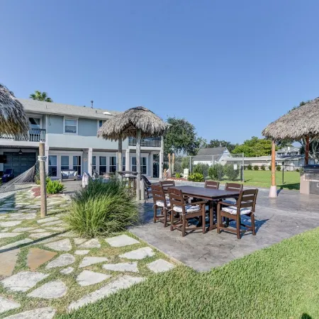Paradise HomeSpacious 5-Bedroom House Sleeping 14,Heated Pool in Lovely Bacliff