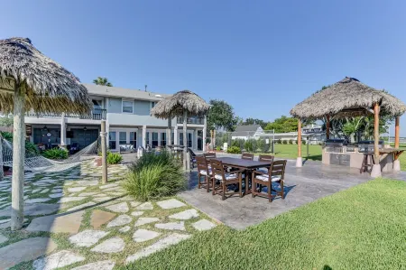 Paradise HomeSpacious 5-bedroom house sleeping 14 ,WiFi in lovely Bacliff.