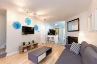 Spacious & Charming ★ UNC Home ★ Monthly Townhome ★ Pet Friendly Hotels in Carrboro