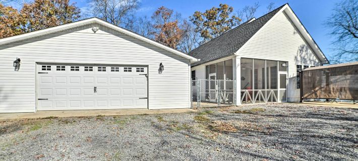Country-Chic Home w/ Fire Pit, Steps to Lake! Hotels in Calloway County