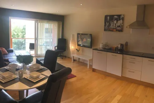 Apartment-Sleeps4-Balcony-Parking-Petsok - parcheggio
