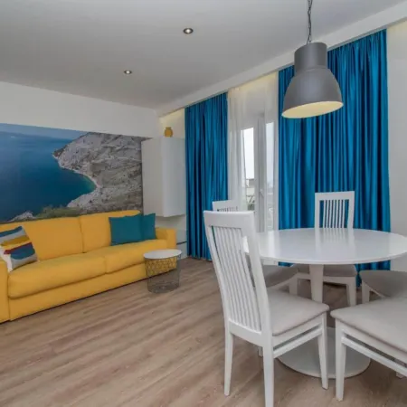 Apartments Antonio - Comfort One-Bedroom Apartment with Balcony and Sea View - 4 Hotels in Tučepi