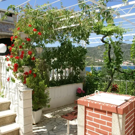 Apartment in Vinisce 100m from the Sea