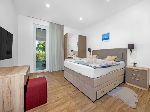 Villa with Pool, Game Room, Garden - Hot Tub