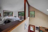 Charming 2-bedroom house on Vashon with a private yard and easy access to town