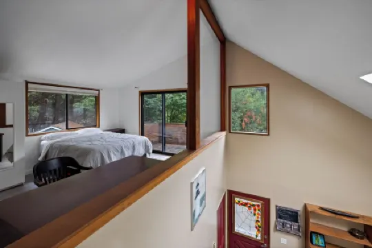 Charming 2-bedroom house on Vashon with a private yard and easy access to town